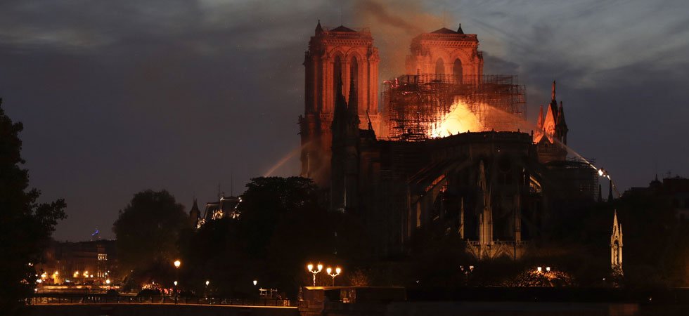 661_magic-article-actu_a9e_b53_ba9ec522acfbf1750740b5c2a6_incendie-a-notre-dame-de-paris-la-structure-de-la-cathedrale-est-sauvee_a9eb53ba9ec522acfbf1750740b5c2a6